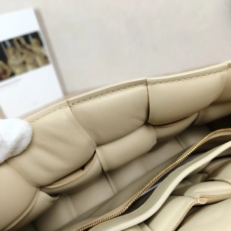 Bottega Veneta Crossbody Bag Padded Cassette Woven Lambskin Medium26 × 8 × 18 cm — detail view 9 of 14