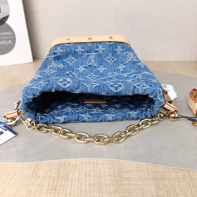 Louis Vuitton Crossbody Bag NANO NOÉ Bucket Bag Nano Blue nano 20.5 × 9 × 17.5 cm — detail view 7 of 11