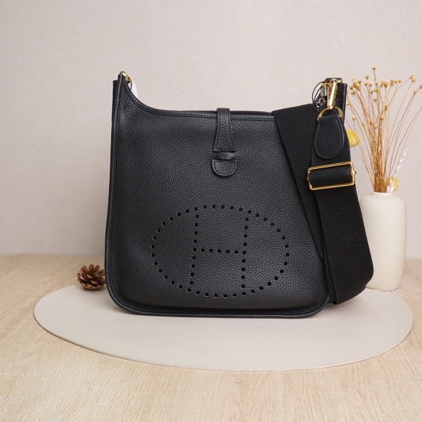 Hermès 29B Black with Gold-Tone Hardware Calfskin · Shoulder Strap Dust Bag · 29 × 7 × 30 cm