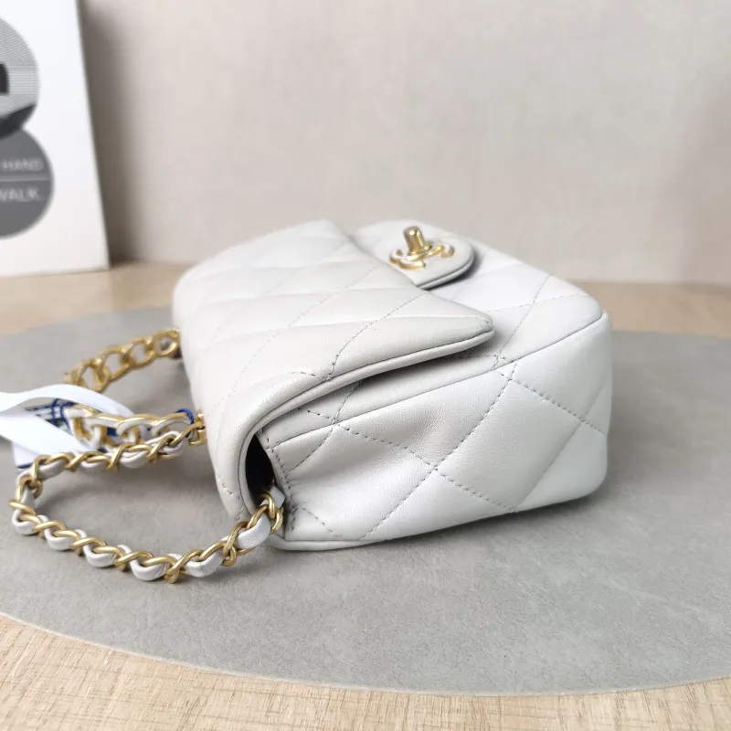 Chanel Crossbody Bag Edition White Lambskin One Size19 × 7 × 13.5 cm — detail view 8 of 14