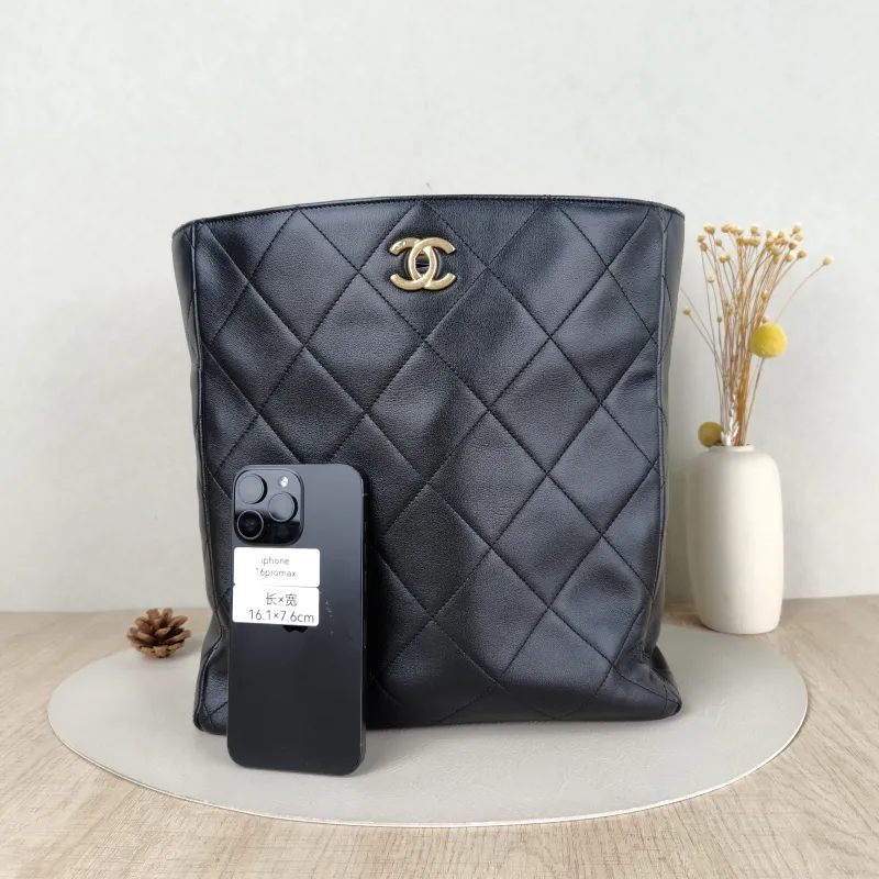 Chanel Shoulder Bag tote Black Lambskin One Size29 × 11 × 32 cm — cover view 2 of 5