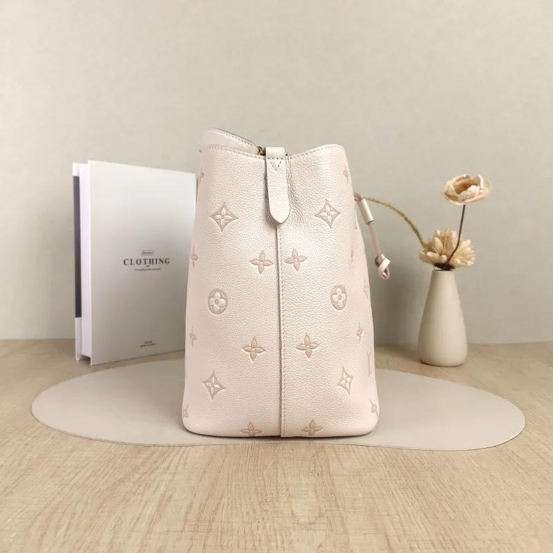 Louis Vuitton Shoulder Bag NÉONOÉ Bucket Bag White Empreinte Embossed Calfskin Medium26 × 17.5 × 26 cm — detail view 1 of 11