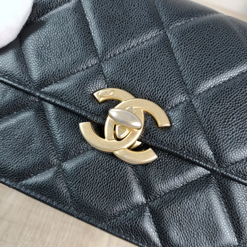 Chanel Crossbody Bag Edition Black Grained Calfskin 20 × 7 × 14.5 cm — detail view 3 of 12