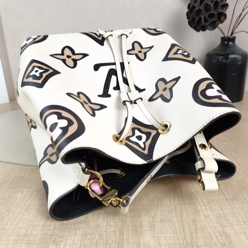 Louis Vuitton Shoulder Bag NÉONOÉ Bucket Bag PVC Medium 26 × 17.5 × 26 cm — detail view 6 of 11