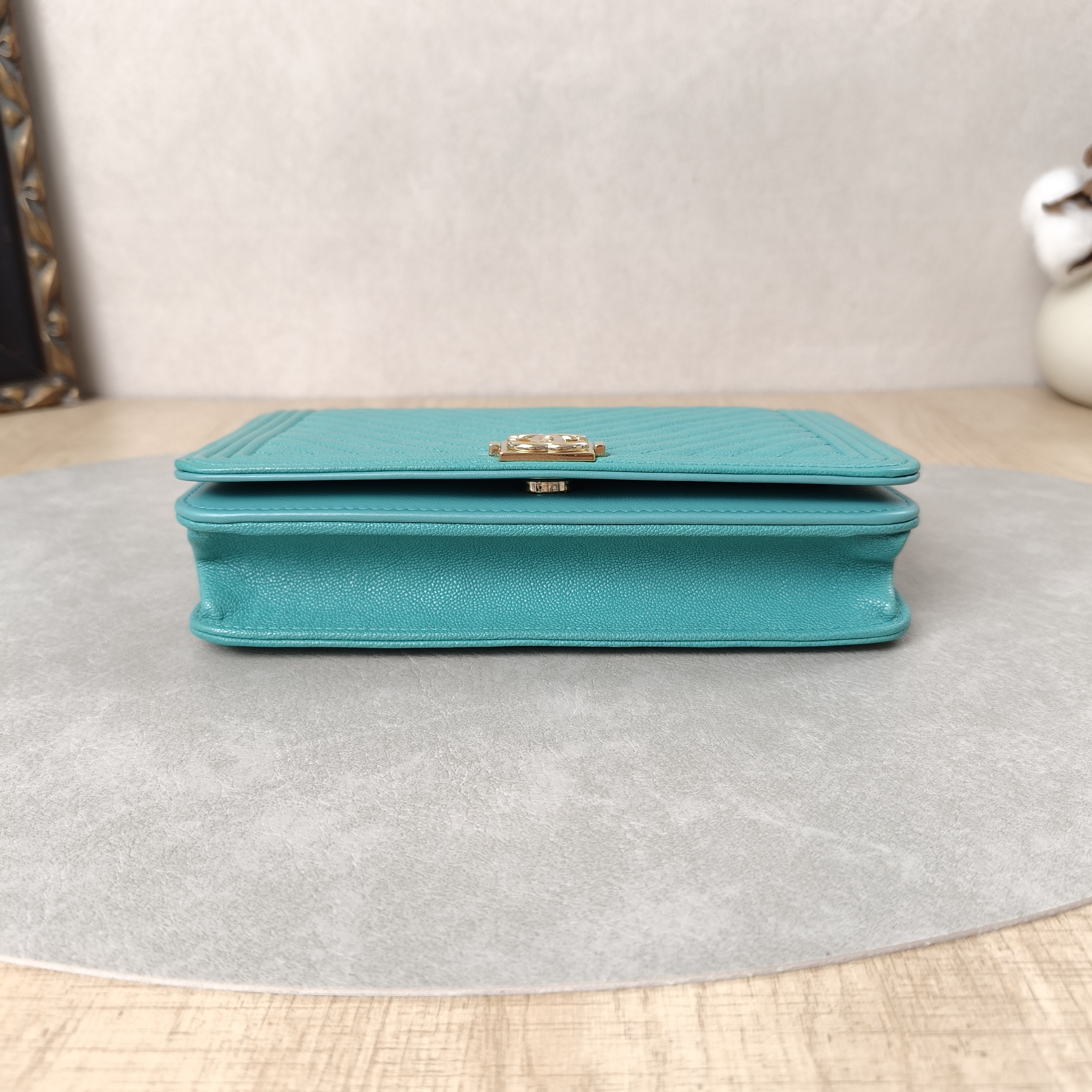 Chanel Crossbody Bag Le Boy WOC v Calfskinmini19.2 × 3.5 × 12.3 cm — cover view 8 of 10
