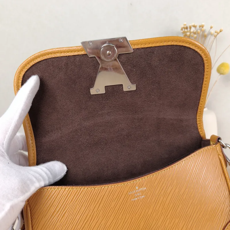 Louis Vuitton Shoulder Bag BUCI Epi Embossed Calfskin 24.5 × 9 × 15.5 cm — detail view 10 of 13