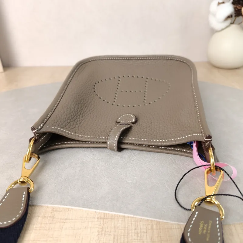 Hermès Crossbody Bag Evelyne Mini 16 Mini 16 TC Calfskin Mini 17 × 5.5 × 18 cm k Blue Shoulder Strap — detail view 6 of 14