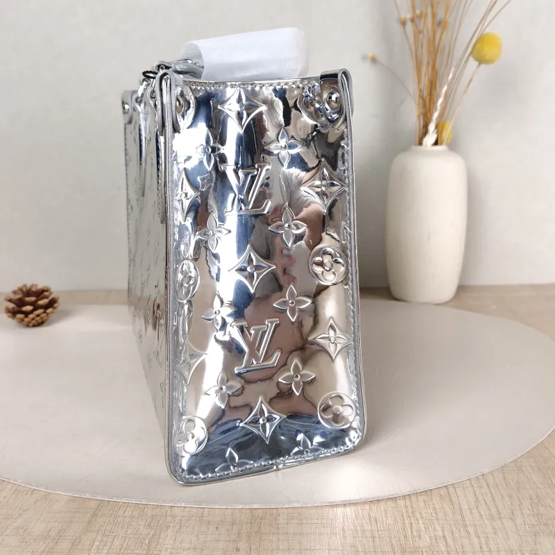 Louis Vuitton Top Handle Bag Onthego Silver Patent Leather Small 25 × 11.5 × 19 cm — detail view 7 of 10