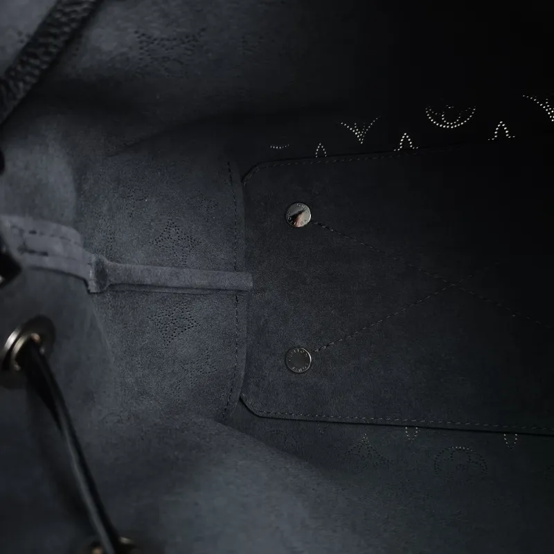 Louis Vuitton Crossbody Bag BELLA Black Calfskin One Size 22 × 14 × 19 cm — detail view 8 of 9