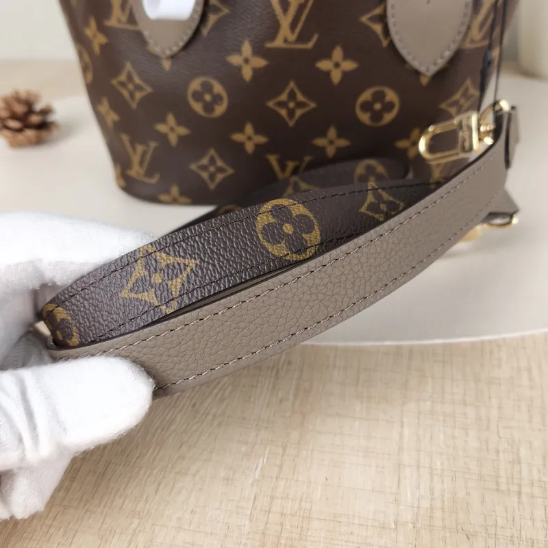 Louis Vuitton Crossbody Bag NEVERFULL INSIDE OUT BB PVC · Calfskin BB 26.5 × 11 × 16.5 cm — detail view 5 of 10