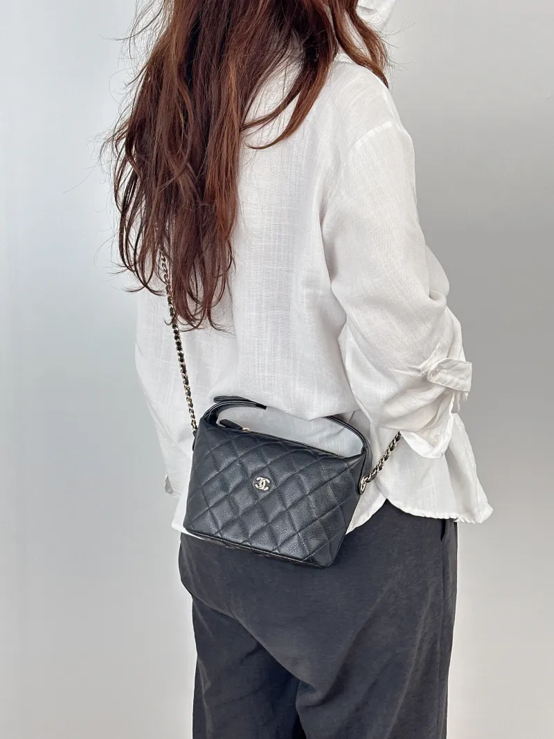 Chanel Crossbody Bag25c Vanity Case Bag Black Grained Calfskin One Size19 × 6 × 12.5 cm — on-model view 1 of 2