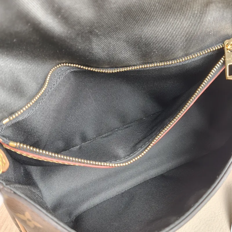 Louis Vuitton Crossbody Bag Diane Baguette Bag Shoulder Strap PVC Small 24 × 9 × 15 cm — detail view 3 of 13