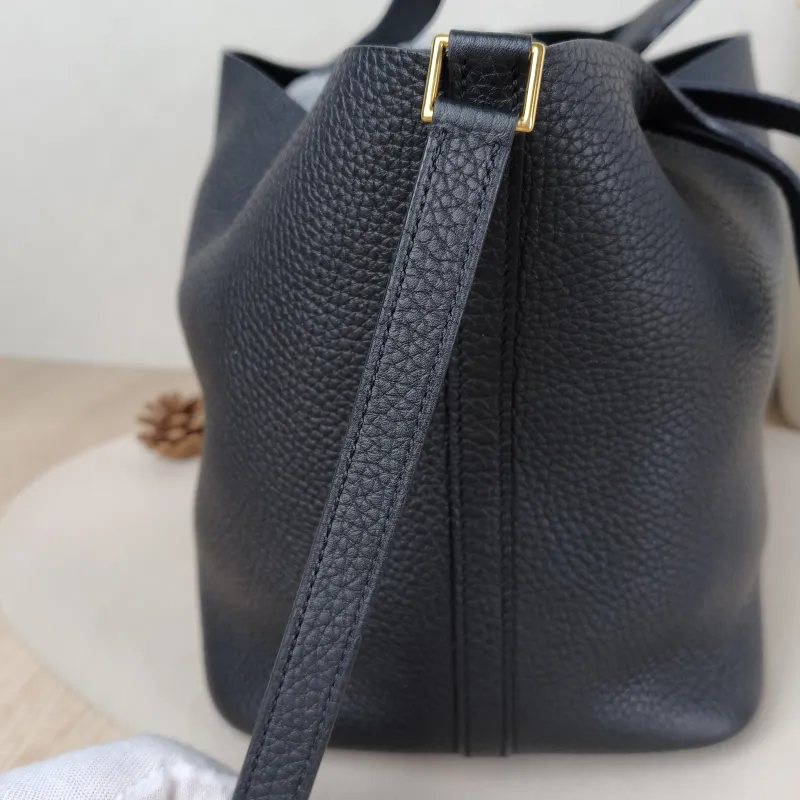 Hermès Top Handle Bag Picotin Lock 22 22 Black TC Calfskin Medium 22 × 17 × 21 cm U — detail view 3 of 11