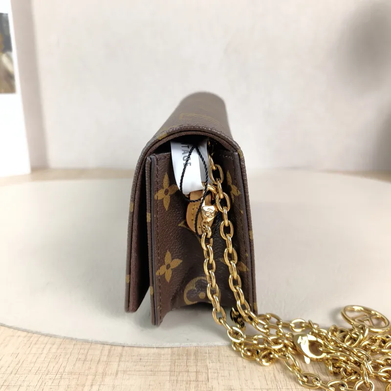 Louis Vuitton Crossbody Bag LILY Chain Bagwoc Monogram PVC 21 × 3.5 × 10.5 cm — detail view 2 of 13
