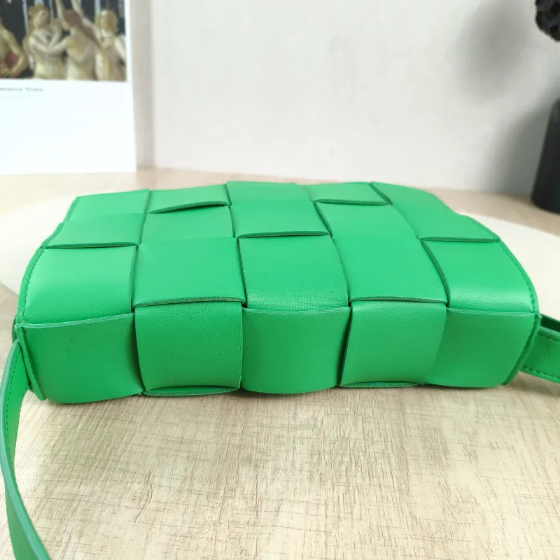 Bottega Veneta Crossbody Bag Cassette Woven Green Lambskin Medium23 × 5 × 15 cm — detail view 12 of 13