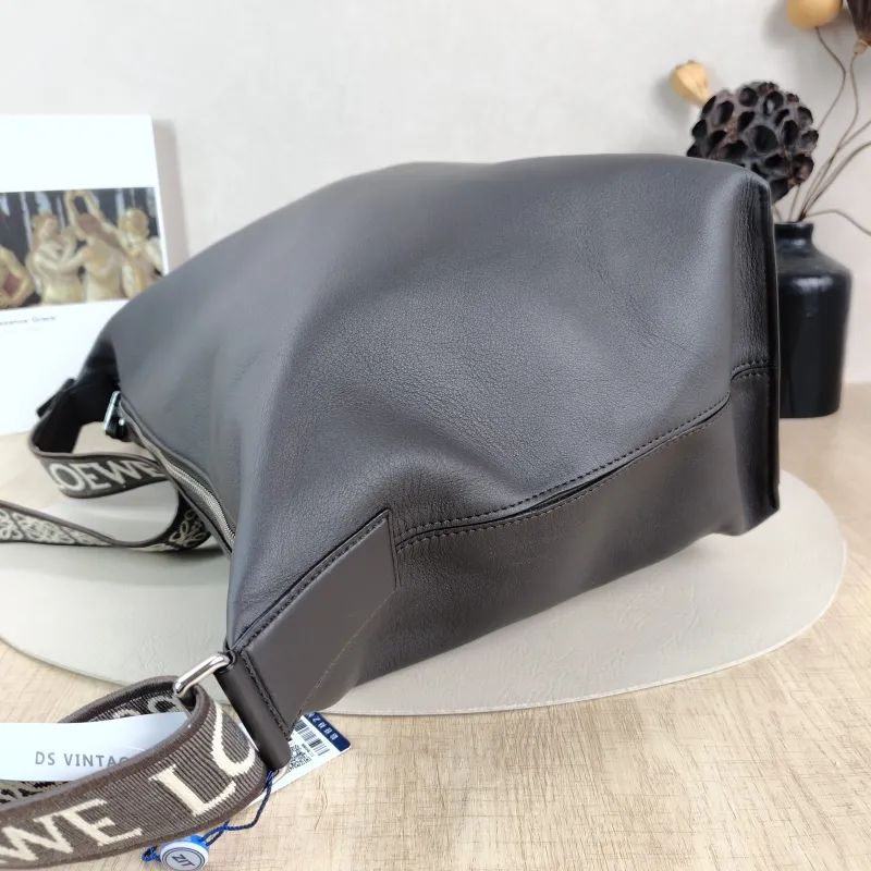 LOEWE Crossbody Bagcubi Crossbody Bag Grey Calfskin One Size44 × 18 × 30 cm — detail view 4 of 10