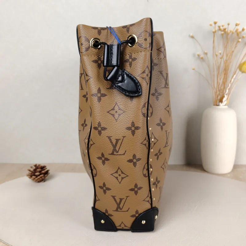 Louis Vuitton Shoulder Bag NOÉ TRUNK Monogram PVC Small 23 × 8 × 27 cm — detail view 5 of 9