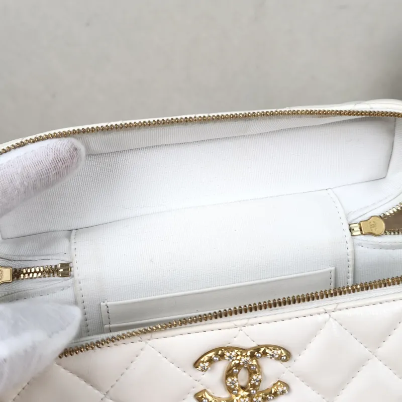 Chanel Crossbody Bag26c lp Vanity Case Bag White Calfskin One Size19.5 × 5 × 17 cm — detail view 5 of 13