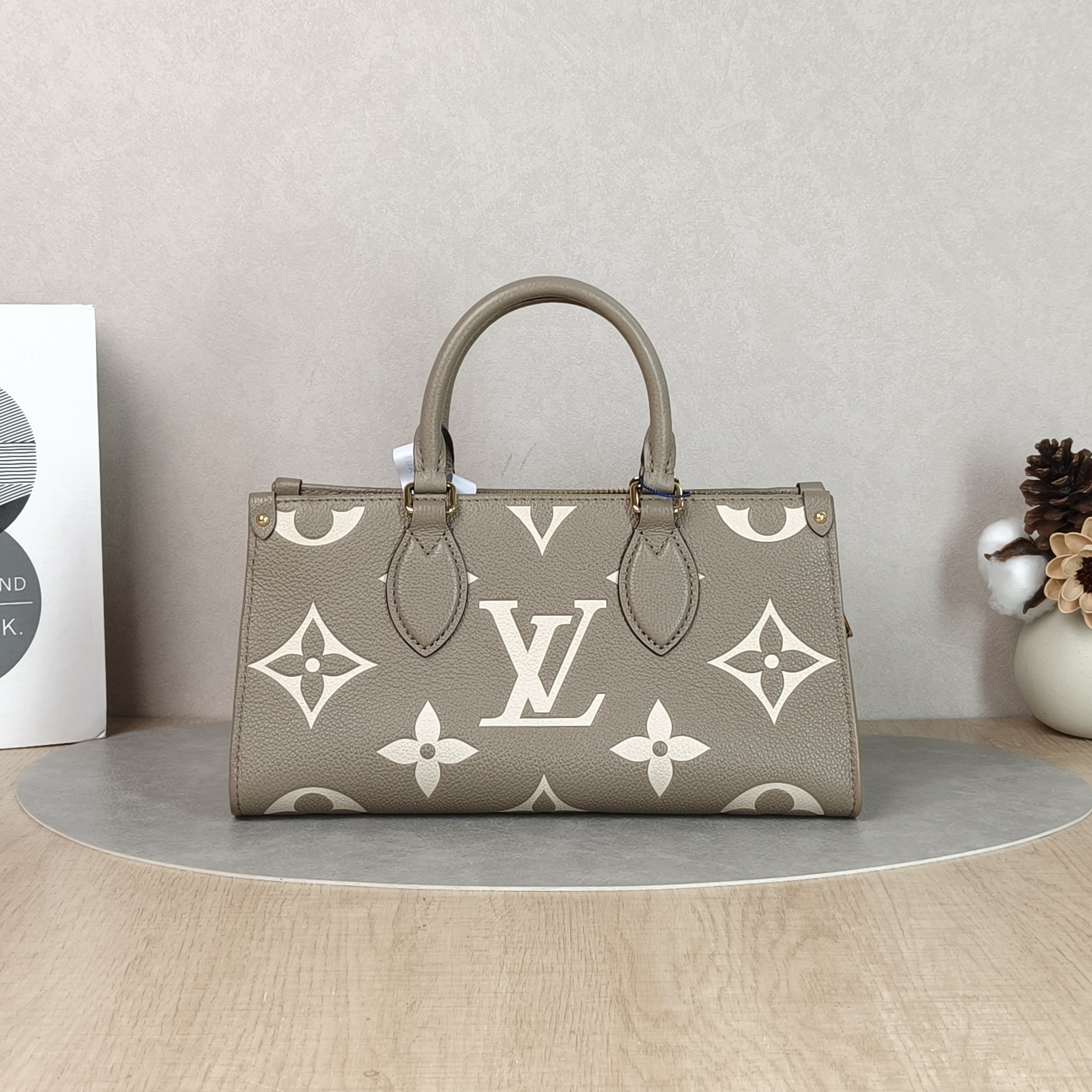 Louis Vuitton Crossbody Bag Onthego East West Two Straps Empreinte Embossed Calfskin Small25 × 10 × 13 cm