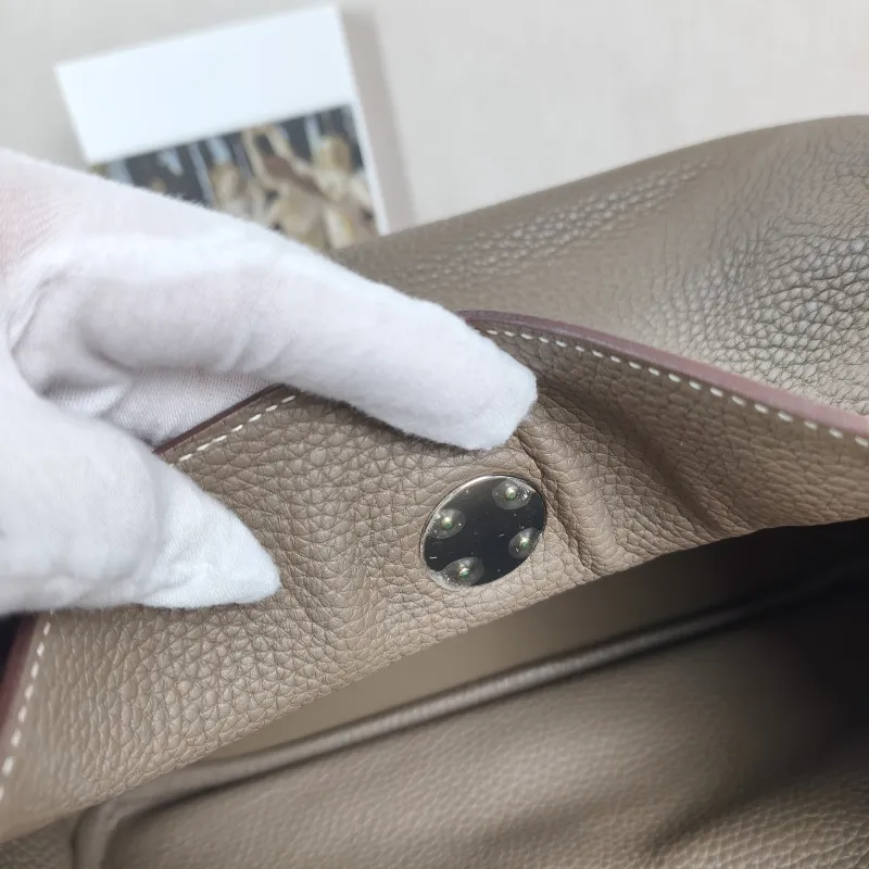 Hermès Shoulder Bag Lindy 30 TC Calfskin Medium 30 × 15 × 19 cm A — detail view 4 of 11