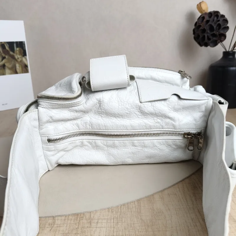 BALENCIAGA Top Handle Bag Superbusy Top Handle Bag White Lambskinmini 35 × 11 × 12 cm — detail view 6 of 11