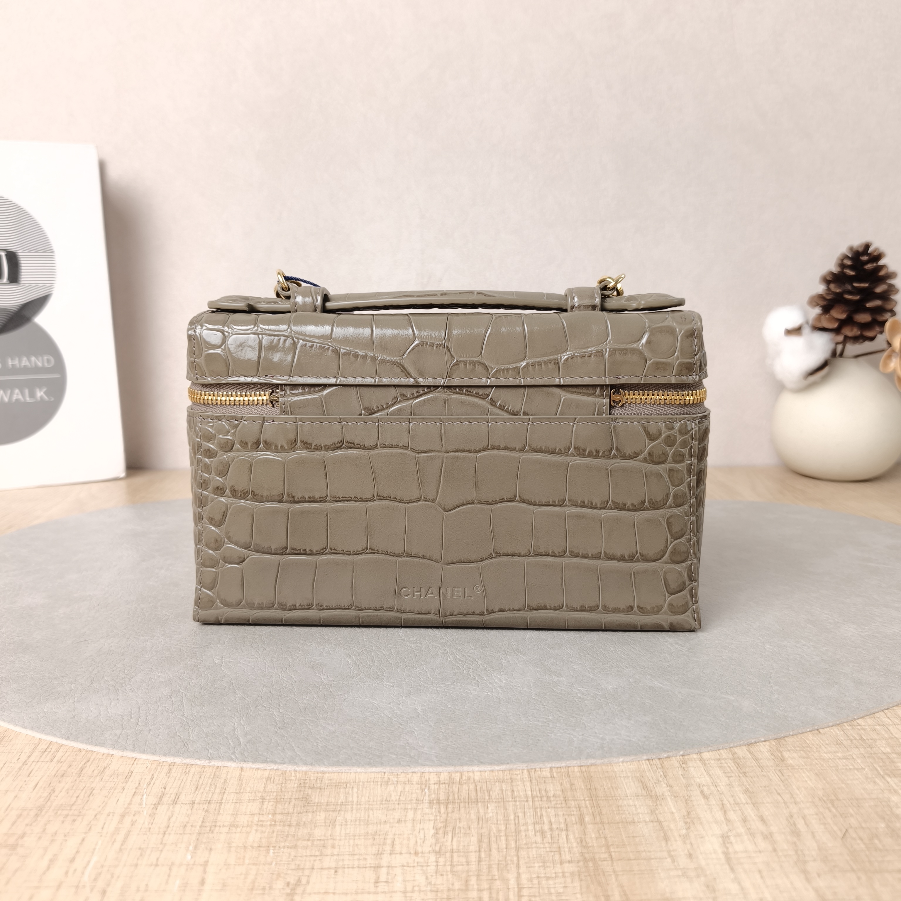 Chanel Crossbody Bag26a Collectionlp Top Handle Bag Grey Calfskin One Size19.5 × 5 × 17 cm — cover view 3 of 6