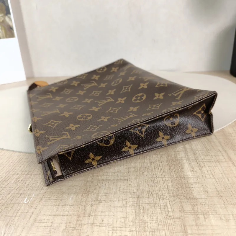 Louis Vuitton Clutch26 Monogram PVC Large25 × 5.5 × 20 cm — detail view 8 of 9