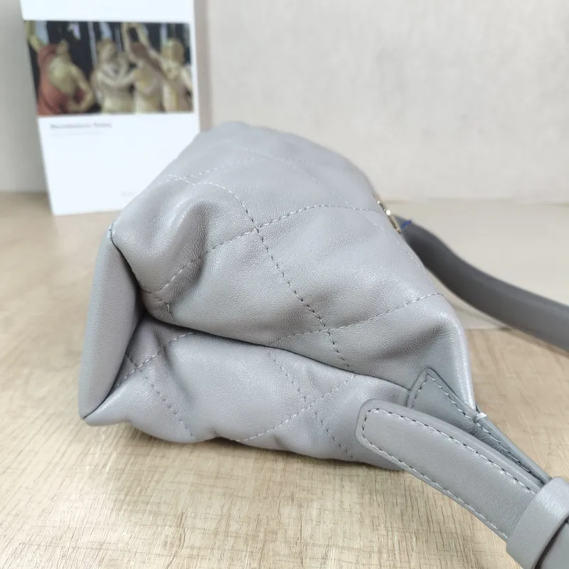 Chanel Shoulder Bag hobo Grey Lambskin 21.5 × 8.5 × 16 cm — detail view 3 of 12