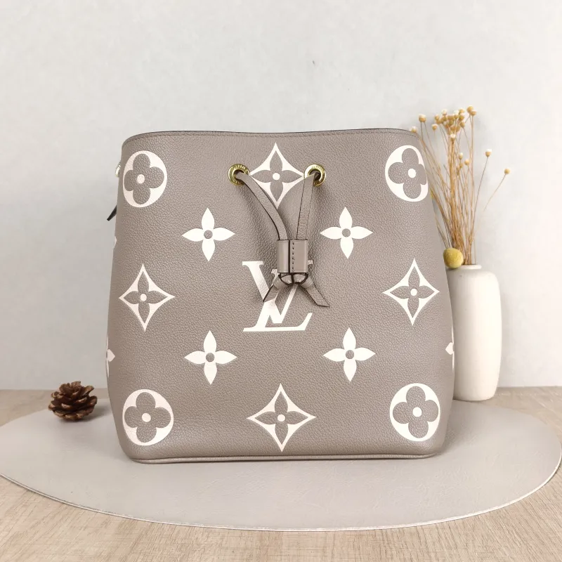 Louis Vuitton Shoulder Bag NÉONOÉ Bucket Bag · White Monogram Empreinte Embossed Calfskin Medium 26 × 17.5 × 26 cm