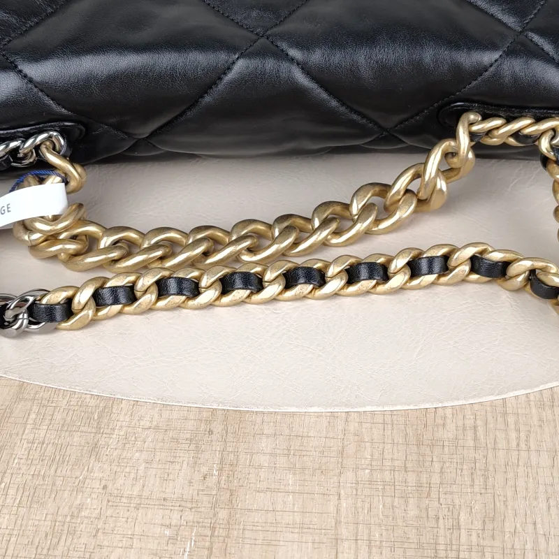Chanel 19Bag Black Lambskin Medium30 × 10 × 20 cm — detail view 13 of 15