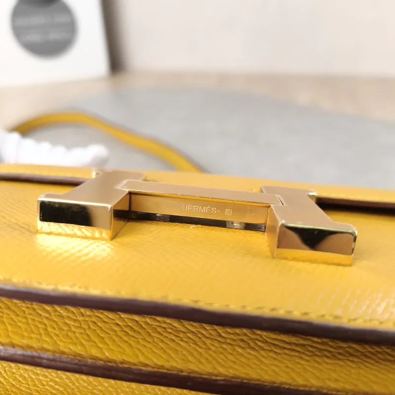 Hermès Crossbody Bag Constance 19 Gold-Tone Hardware Epsom Calfskinmini18 × 4 × 15 cm Conditioned — detail view 7 of 15