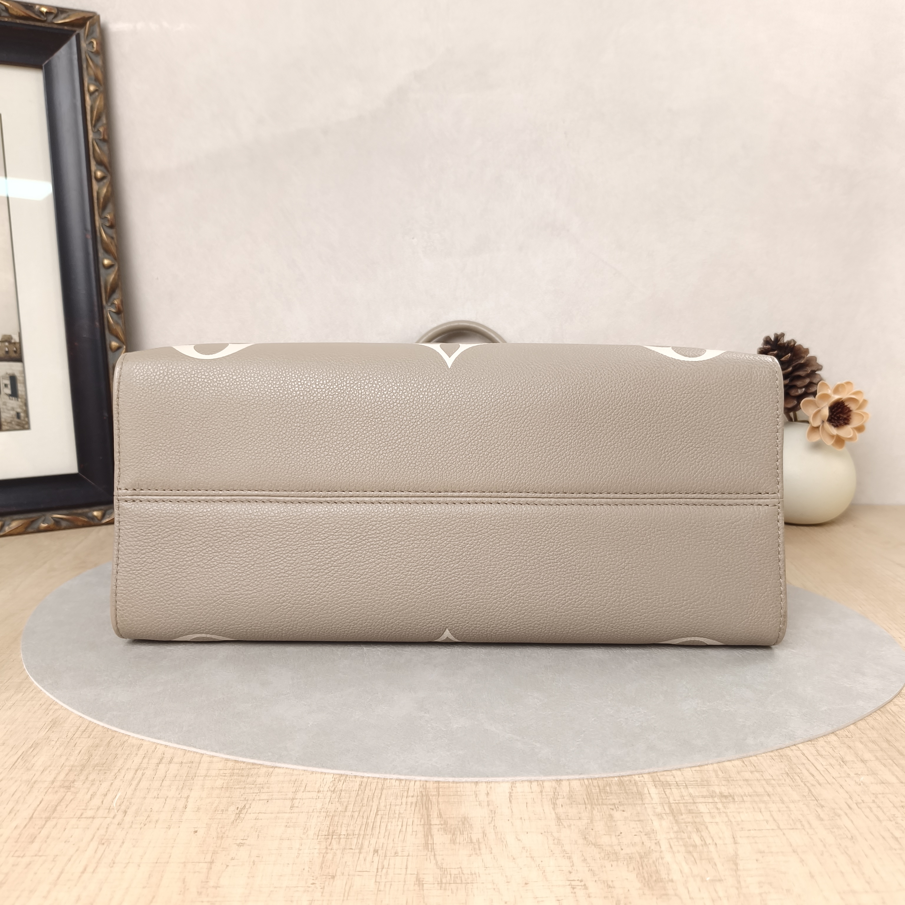 Louis Vuitton Shoulder Bag Onthego Medium · White Empreinte Embossed Calfskin Monogram35 × 14 × 27 cm — cover view 6 of 6