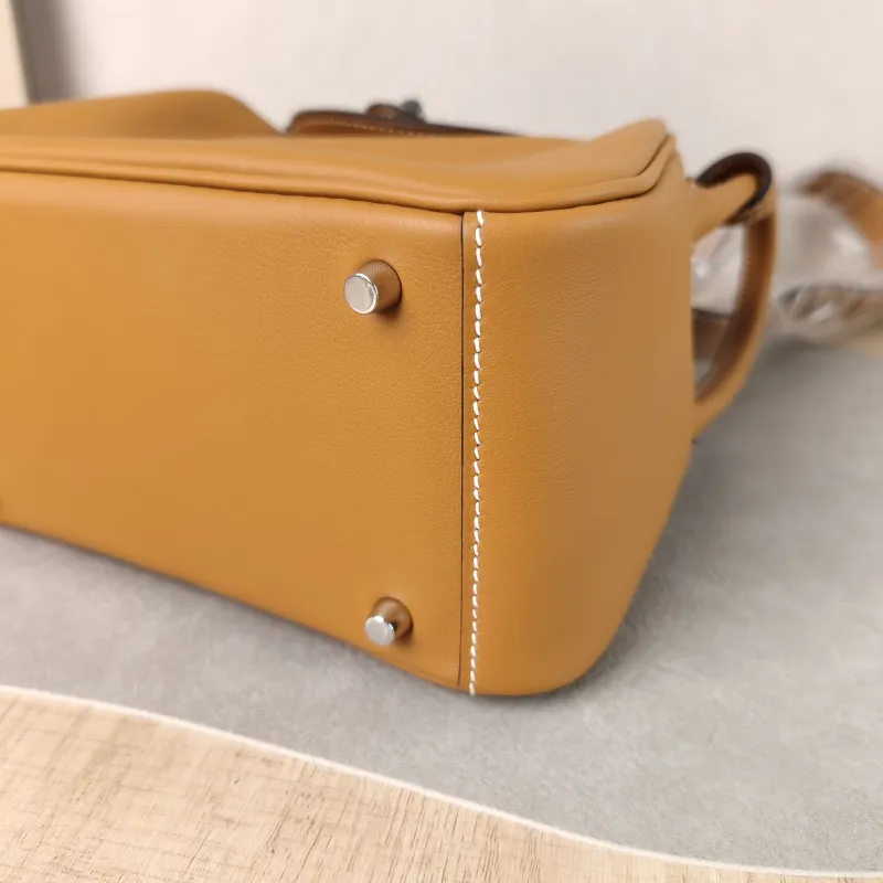 Hermès Crossbody Bag Lindy Mini 19 1H Swift Calfskin Mini 19 × 9.5 × 13 cm G — detail view 1 of 15