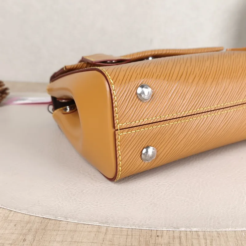 Louis Vuitton Crossbody Bag CLUNY Caramel Epi Embossed Calfskinmini20 × 7.5 × 16 cm — detail view 15 of 15