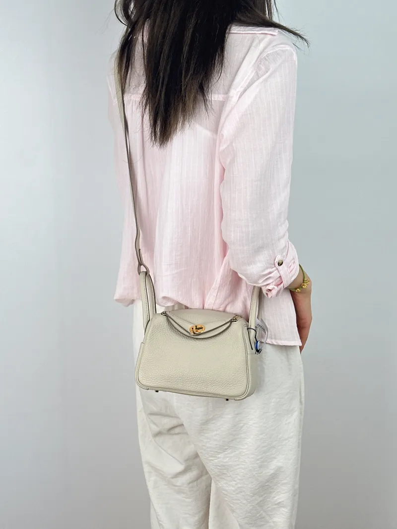 Hermès Crossbody Bag Lindy Mini 198LB eton TC Calfskinmini19 × 9.5 × 13 cm — on-model view 2 of 2