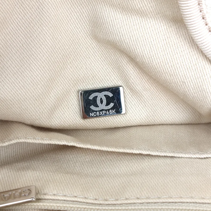 Chanel Shoulder Bag White 38 × 19 × 29.5 cm — detail view 13 of 15
