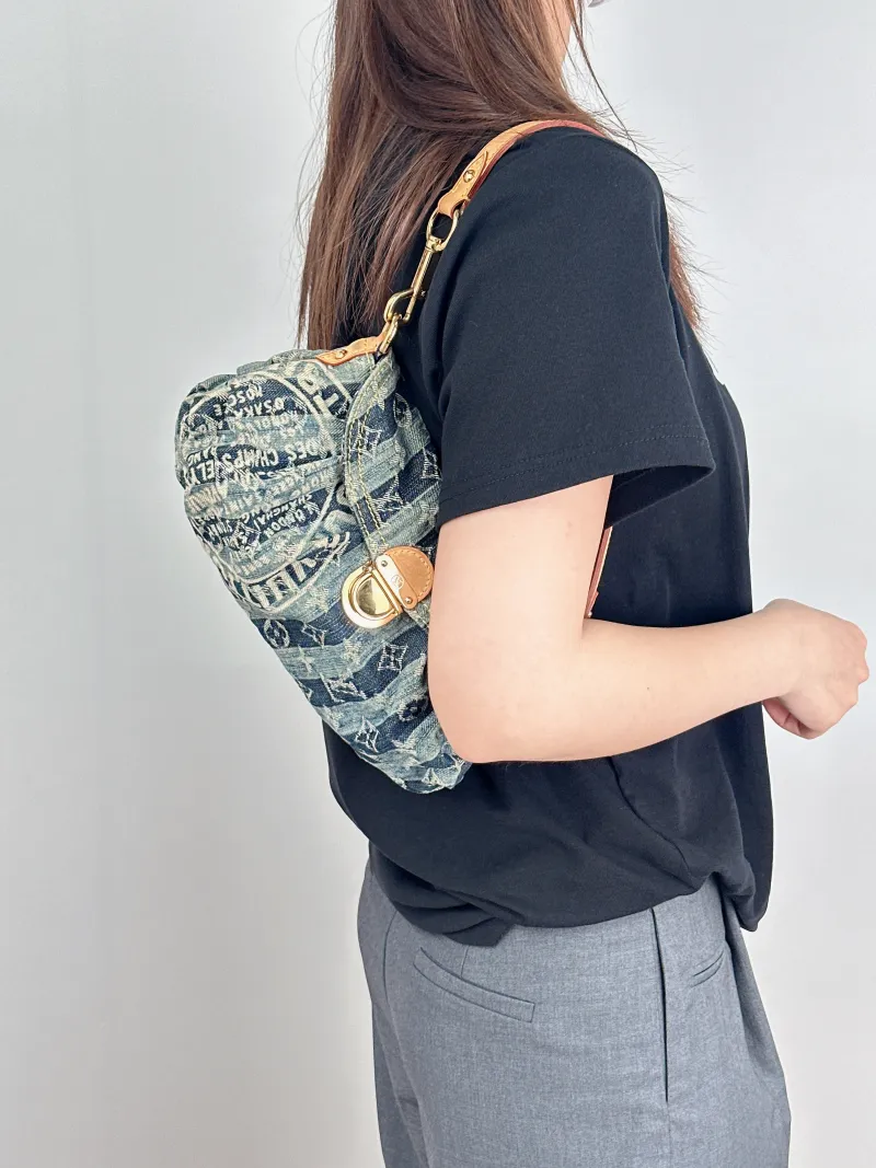 Louis Vuitton Shoulder Bag Vintage Shoulder Bag Blue One Size26 × 5 × 14 cm — on-model view 1 of 2