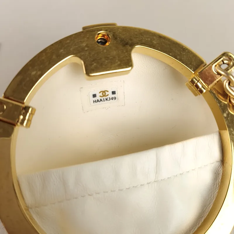 Chanel Crossbody Bag Crossbody Bag White Lambskin One Size 9 × 9 × 9 cm — detail view 5 of 7