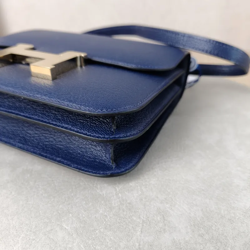 Hermès Crossbody Bag Constance 19 Gold-Tone Hardware 7U Lambskin Mini 19 × 4 × 15 cm G — detail view 10 of 14