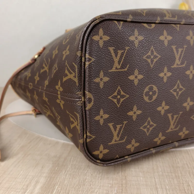 Louis Vuitton Shoulder Bag Neverfull Monogram PVC Medium 31 × 14 × 28 cm — detail view 10 of 11