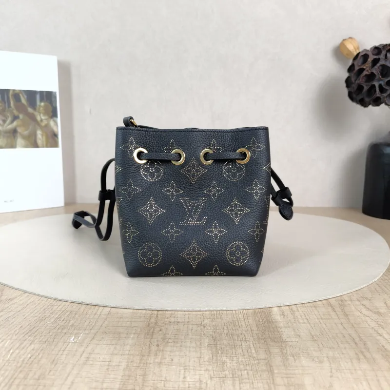 Louis Vuitton Crossbody Bag BELLA Black Calfskin Pico13 × 10.5 × 11 cm
