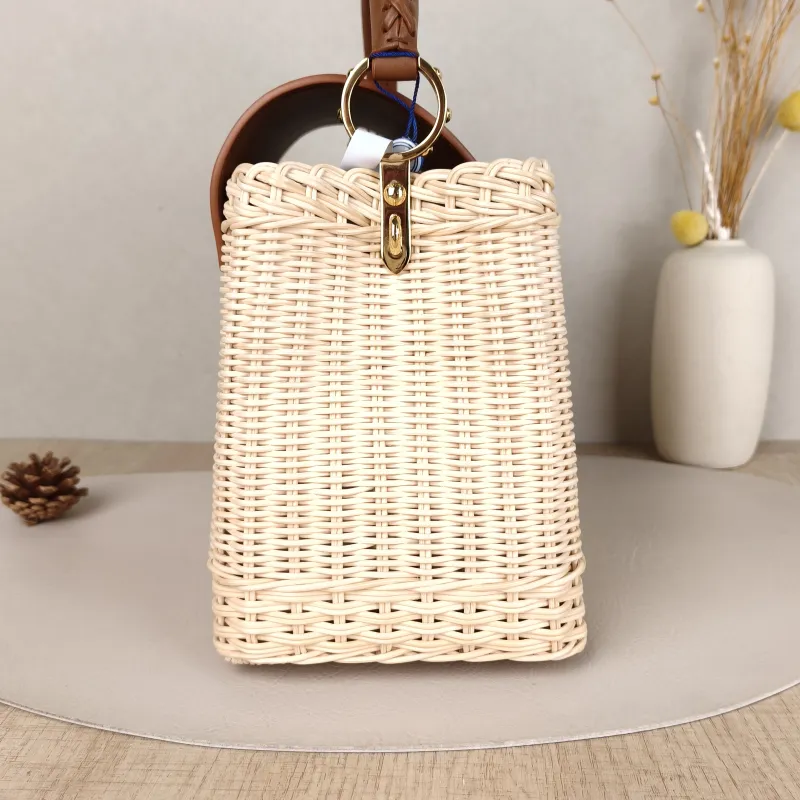 Louis Vuitton Top Handle Bag Capucines Brown · Calfskin BB27 × 9 × 18 cm — detail view 9 of 15
