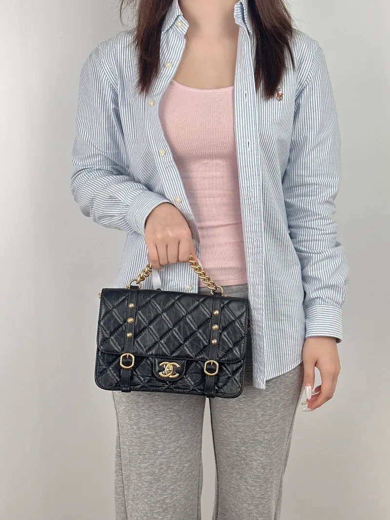 Chanel Crossbody Bag21b Black Calfskin One Size25 × 8 × 17 cm — on-model view 3 of 3