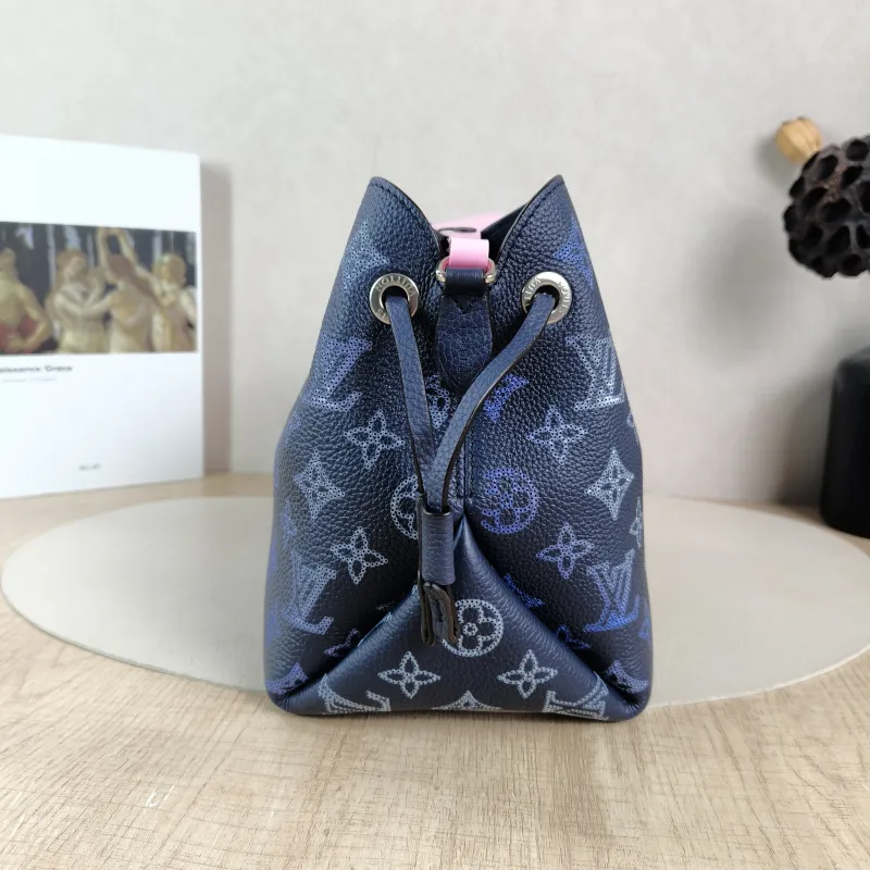 Louis Vuitton Crossbody Bag BELLA · Calfskin One Size 22 × 14 × 19 cm — detail view 8 of 11