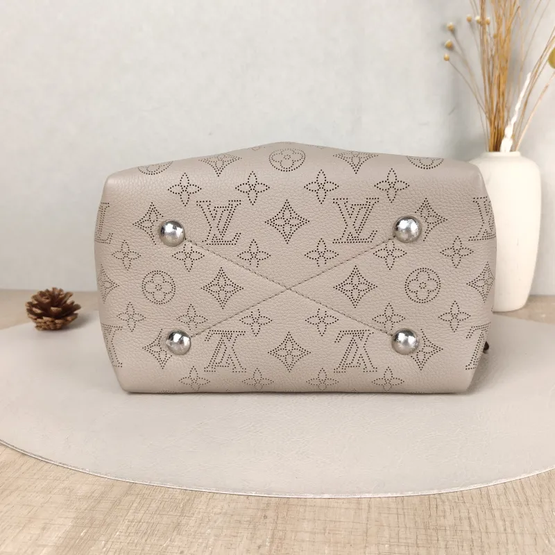 Louis Vuitton Crossbody Bag BELLA Calfskin One Size 22 × 14 × 19 cm — cover view 2 of 5