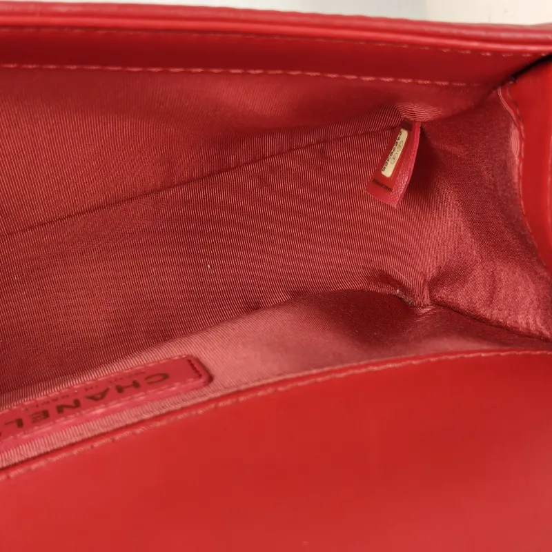Chanel Crossbody Bag Le Boy​ Red Lambskin Medium 25 × 9 × 15 cm 24 — detail view 2 of 16
