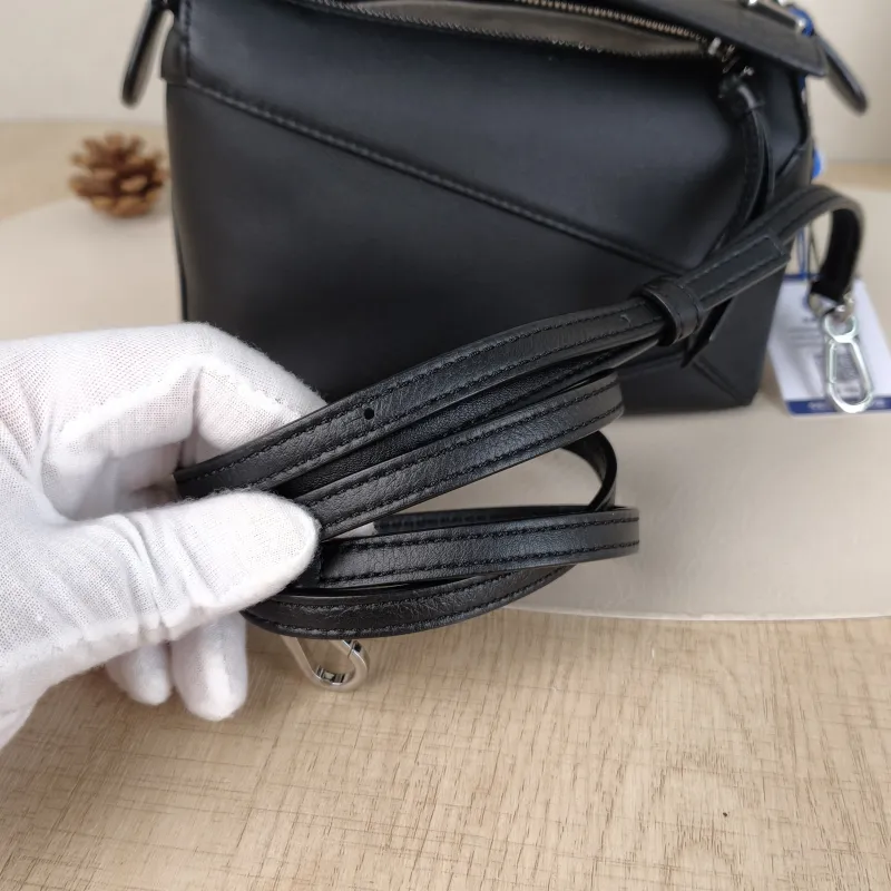 LOEWE Crossbody Bag Puzzle Black CC alfskinmini18 × 8 × 12.5 cm — detail view 8 of 12