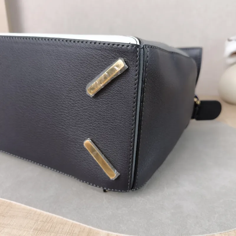 LOEWE Crossbody Bag Puzzle Colorblock Calfskin Medium 29 × 14 × 19.5 cm — detail view 9 of 15