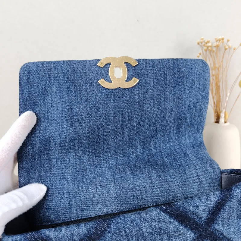 Chanel Crossbody Bag 19Bag Blue Small 26 × 9 × 16 cm — detail view 10 of 15