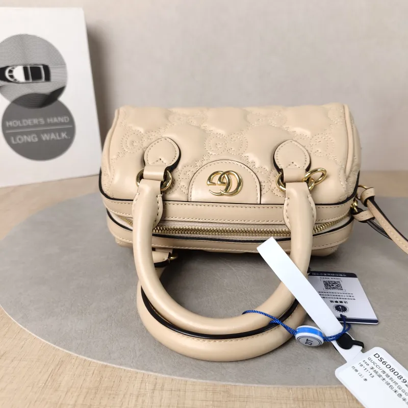 GUCCI Crossbody Bag GG matelasse Beige Calfskinmini19 × 11 × 13 cm — detail view 1 of 11